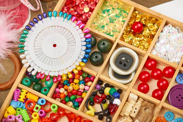 Ensemble d'accessoires et bijoux pour la broderie, mercerie, accessoires de couture vue de dessus, couturière lieu de travail, de nombreux objets pour la couture, à la main et de l'artisanat — Photo