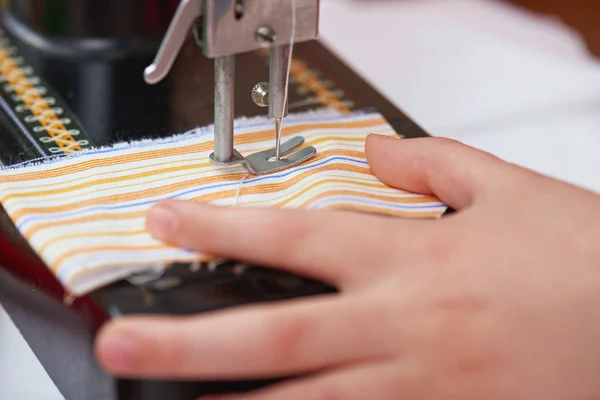 Máquina de coser retro y primer plano de la mano del niño, hecho a mano y concepto de artesanía — Foto de Stock