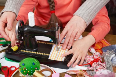 Anne kızı kız öğretim dikmek, iş eğitimi, el yapımı ve el sanatları kavramı