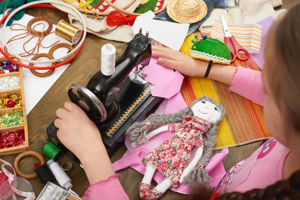 Chica cose ropa de muñeca, vista superior, accesorios de costura vista superior, costurera lugar de trabajo, muchos objetos para la costura, hecho a mano y artesanía — Foto de Stock