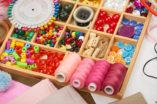 Ensemble d'accessoires et de bijoux pour la broderie, couture accessoires vue de dessus, couturière lieu de travail, de nombreux objets pour la couture, broderie, fait main et artisanat — Photo