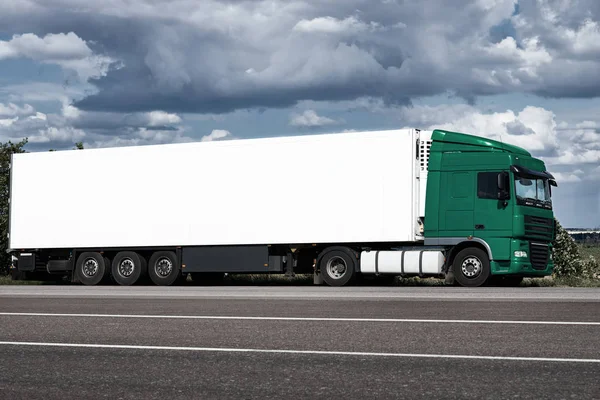 Vrachtwagen onderweg met witte lege container, blauwe hemel, vracht transport concept — Stockfoto