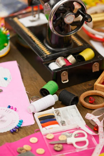 Accesorios de costura vista superior, costurera lugar de trabajo, muchos objetos para la costura, bordado, hecho a mano y artesanía — Foto de Stock