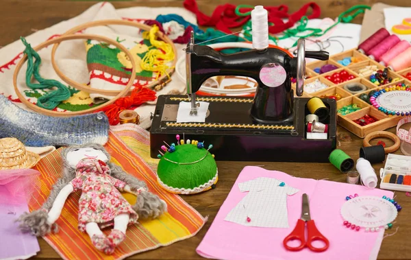 Handgefertigte Puppen und Kleidungsmuster, Nähaccessoires von oben, Schneiderarbeitsplätze, viele Objekte für Handarbeiten, Stickereien und Handarbeiten — Stockfoto