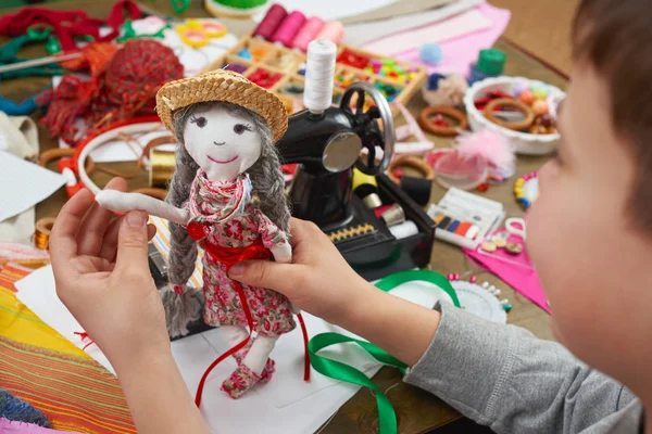 Ragazzo sarto impara a cucire, vestire per bambola, fatto a mano e concetto di artigianato — Foto Stock