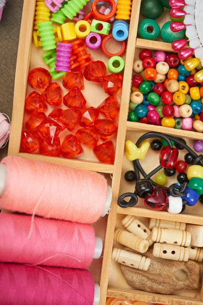 Set von Accessoires und Schmuck zum Besticken, Kurzwaren, Nähzubehör von oben, Näherei Arbeitsplatz, viele Objekte für Handarbeit, Handarbeit und Handarbeit — Stockfoto