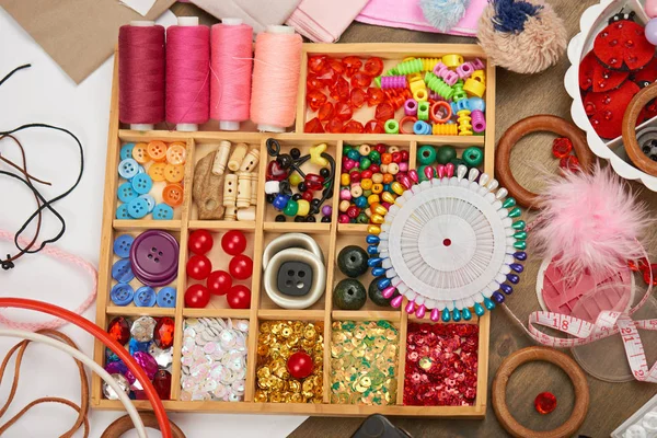 Set di accessori e gioielli per il ricamo, accessori per il cucito vista dall'alto, cucitrice sul posto di lavoro, molti oggetti per cucito, ricamo, fatto a mano e artigianato — Foto Stock