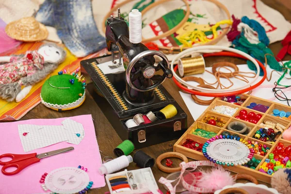 Nähzubehör von oben, Schneiderarbeitsplatz, viele Objekte für Handarbeit, Stickerei, Handarbeit und Handarbeit — Stockfoto