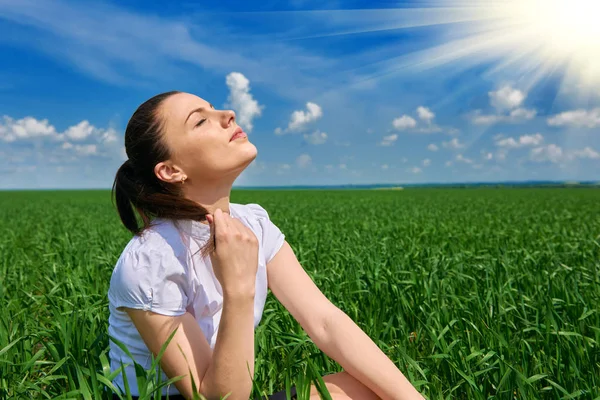 Mulher de negócios relaxando no campo de grama verde ao ar livre sob o sol. Menina bonita vestida de terno descansando, paisagem de primavera, dia ensolarado brilhante — Fotografia de Stock