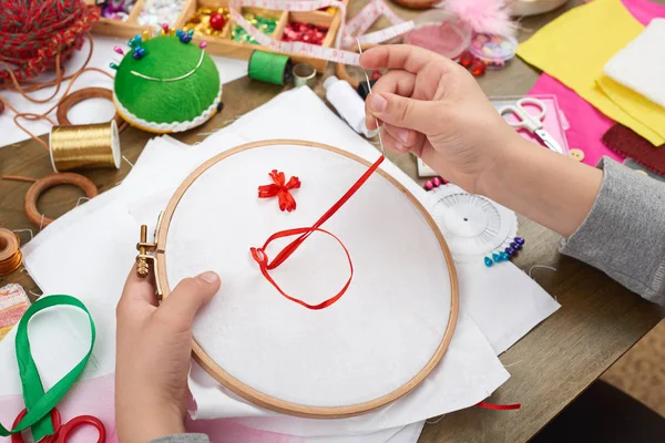 Niño bordado en el aro, primer plano a mano y cinta roja en textil blanco, aprende a coser, formación laboral, concepto hecho a mano y artesanía — Foto de Stock