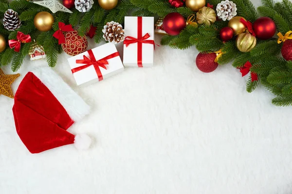 Juldekoration på fir tree gren närbild, gåvor, xmas ball, kon och andra objekt på vita tomma utrymmet päls, holiday koncept, plats för text — Stockfoto