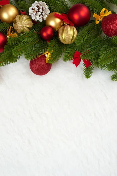 Kerstdecoratie op fir tree branch close-up, geschenken, xmas bal, kegel en andere objecten op witte lege ruimte bont, concept van de vakantie, plaats voor tekst — Stockfoto