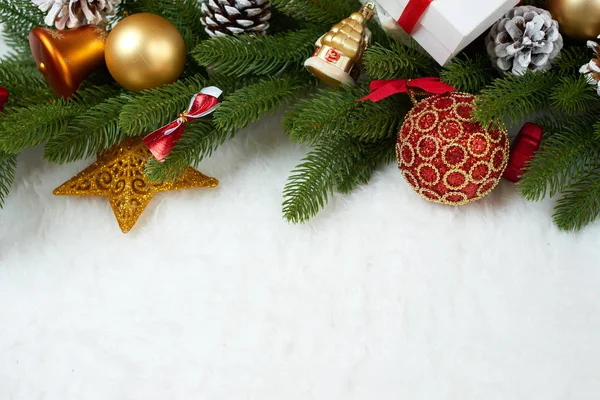 Decorazione natalizia su primo piano ramo di abete, regali, palla di Natale, cono e altro oggetto su pelliccia bianca spazio vuoto, concetto di vacanza, posto per il testo — Foto Stock