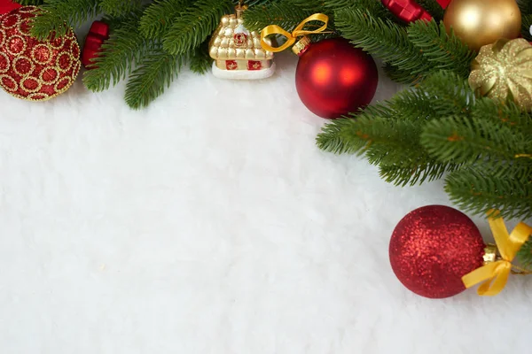 Decorazione natalizia su primo piano ramo di abete, regali, palla di Natale, cono e altro oggetto su pelliccia bianca spazio vuoto, concetto di vacanza, posto per il testo — Foto Stock