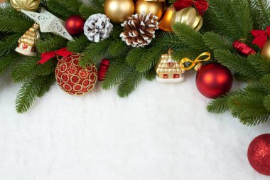 Noel dekorasyon köknar ağacı dalı closeup, hediyeler, Noel top, koni ve diğer nesne üzerinde beyaz boşluk kürk, tatil kavramı, yerleştirmek için metni