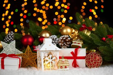 köknar ağacı dalı closeup, hediyeler, Noel top, koni ve diğer nesne ışıklı, kış tatil kavramı koyu arka plan üzerinde beyaz kürk Noel dekorasyon