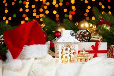 köknar ağacı dalı closeup, hediyeler, Noel top, koni ve diğer nesne ışıklı, kış tatil kavramı koyu arka plan üzerinde beyaz kürk Noel dekorasyon