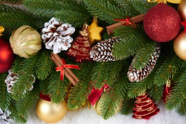 Noel dekorasyon köknar ağacı dalı closeup, hediyeler, Noel top, koni ve diğer nesne üzerinde beyaz boşluk kürk, tatil kavramı, yerleştirmek için metni