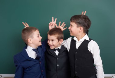 boş kara tahta arka plan, dalga geçmeyi İlköğretim Okulu çocuk giyinmiş klasik siyah takım elbise, grup öğrenci, eğitim kavramı