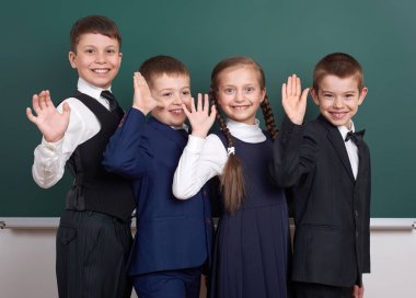 boş kara tahta arka plan, İlköğretim Okulu çocuğa giyinmiş klasik siyah takım elbise, grup öğrenci, eğitim kavramı