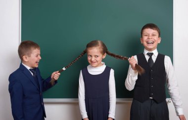 çocuklar kız örgüler, boş kara tahta arka plan, giyinmiş klasik siyah takım elbise, grup öğrenci, eğitim kavramı İlköğretim Okulu çocuğa çekin