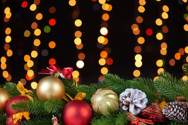 Decorazione natalizia su pelliccia bianca con primo piano ramo di abete, regali, palla di Natale, cono e altro oggetto su sfondo scuro, luci e illuminazione, concetto di vacanza invernale — Foto Stock