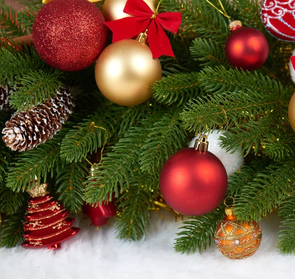 Vánoční dekorace na fir tree větev closeup, dárky, vánoční koule, kužel a další objekt na bílé prázdné místo srsti, dovolená concept, místo pro text — Stock fotografie