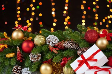 köknar ağacı dalı closeup, hediyeler, Noel top, koni ve diğer nesne koyu arka plan, ışık ve aydınlatma, kış tatil kavramı üzerinde beyaz kürk Noel dekorasyon