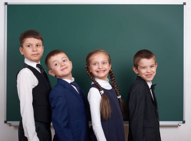 boş kara tahta arka plan, İlköğretim Okulu çocuğa giyinmiş klasik siyah takım elbise, grup öğrenci, eğitim kavramı