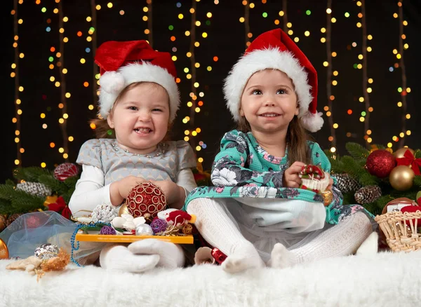 Портрет девочки в рождественском оформлении, счастливые эмоции, концепция зимнего отдыха, темный фон с освещением и бокс-огни — стоковое фото