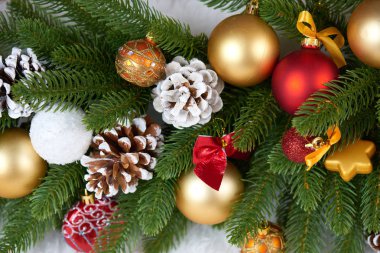 Noel dekorasyon köknar ağacı dalı closeup, hediyeler, Noel top, koni ve diğer nesne üzerinde beyaz boşluk kürk, tatil kavramı, yerleştirmek için metni