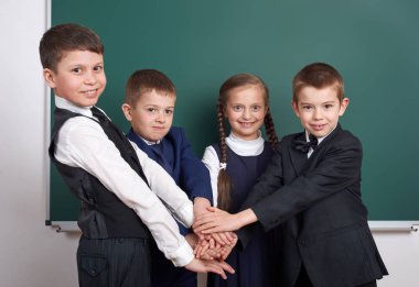 boş kara tahta arka plan, İlköğretim Okulu çocuğa giyinmiş klasik siyah takım elbise, grup öğrenci, eğitim kavramı