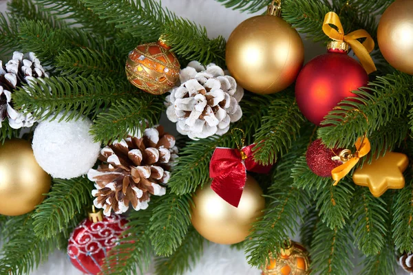 Kerstdecoratie op fir tree branch close-up, geschenken, xmas bal, kegel en andere objecten op witte lege ruimte bont, concept van de vakantie, plaats voor tekst — Stockfoto