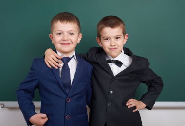 boş kara tahta arka plan, İlköğretim Okulu çocuğa giyinmiş klasik siyah takım elbise, grup öğrenci, eğitim kavramı