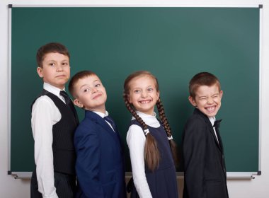boş kara tahta arka plan, İlköğretim Okulu çocuğa giyinmiş klasik siyah takım elbise, grup öğrenci, eğitim kavramı