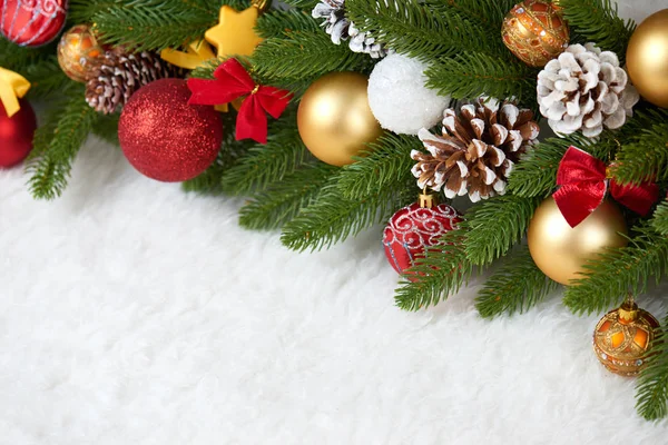 크리스마스 장식 전나무 트리 분기 근접 촬영, 선물, 크리스마스 공, 콘 및 흰색 빈 공간 모피, 휴일 개념에 다른 개체에 텍스트 배치 — 스톡 사진