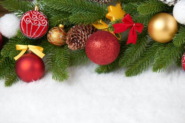 Noel dekorasyon köknar ağacı dalı closeup, hediyeler, Noel top, koni ve diğer nesne üzerinde beyaz boşluk kürk, tatil kavramı, yerleştirmek için metni