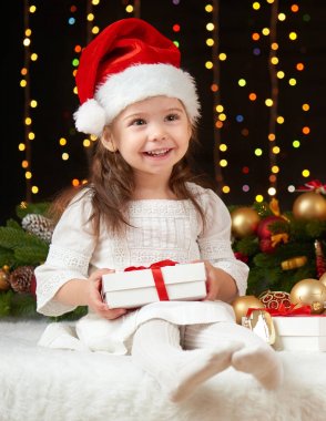 çocuk kız portre Noel dekorasyonu, mutlu duygular, kış tatil kavramı, aydınlatma ve Böke ışıkları ile koyu arka plan