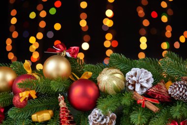 köknar ağacı dalı closeup, hediyeler, Noel top, koni ve diğer nesne koyu arka plan, ışık ve aydınlatma, kış tatil kavramı üzerinde beyaz kürk Noel dekorasyon