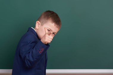 okul çocuğu işaret parmak yakınındaki boş kara tahta arka plan, giyinmiş klasik siyah takım elbise, grup öğrenci, eğitim kavramı