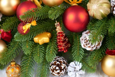 Noel dekorasyon köknar ağacı dalı closeup, hediyeler, Noel top, koni ve diğer nesne üzerinde beyaz boşluk kürk, tatil kavramı, yerleştirmek için metni
