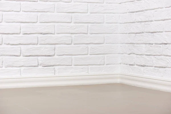 Parete di mattoni bianchi con pavimento piastrellato, foto astratta di sfondo — Foto Stock