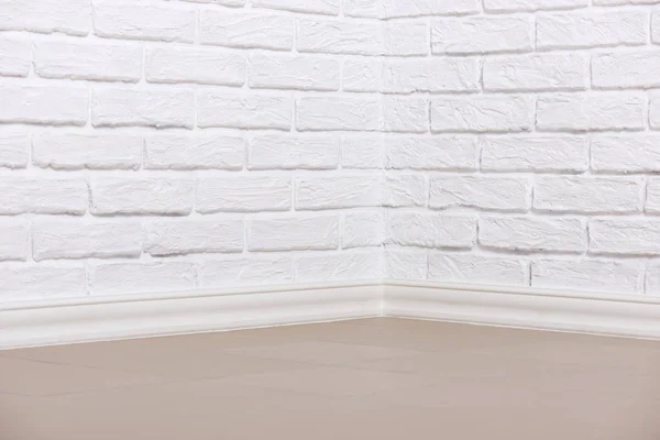 Parete di mattoni bianchi con pavimento piastrellato, foto astratta di sfondo — Foto Stock