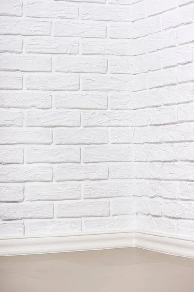 Белая кирпичная стена с плиточным полом, абстрактное фото — стоковое фото