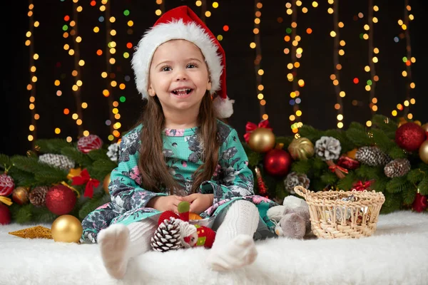 Çocuk kız portre Noel dekorasyonu, mutlu duygular, kış tatil kavramı, aydınlatma ve Böke ışıkları ile koyu arka plan — Stok fotoğraf