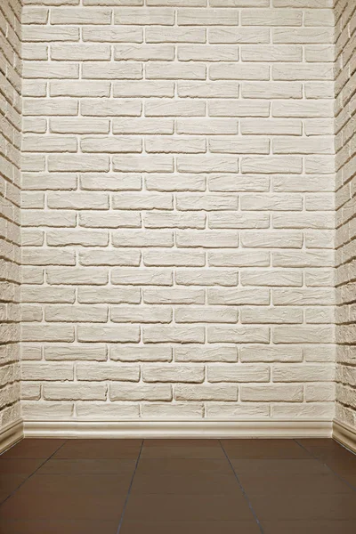 Weiße Ziegelwand mit gefliestem Boden, abstraktes Hintergrundbild — Stockfoto