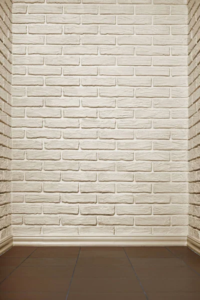 Pared de ladrillo blanco con suelo de baldosas, foto abstracta de fondo — Foto de Stock