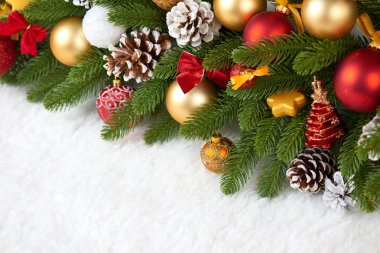 Noel dekorasyon köknar ağacı dalı closeup, hediyeler, Noel top, koni ve diğer nesne üzerinde beyaz boşluk kürk, tatil kavramı, yerleştirmek için metni