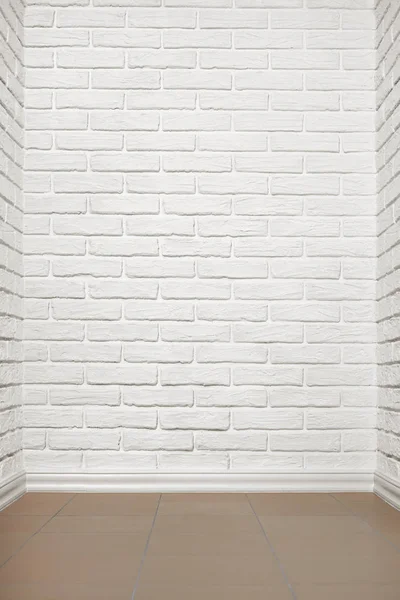 Белая кирпичная стена с плиточным полом, абстрактное фото — стоковое фото