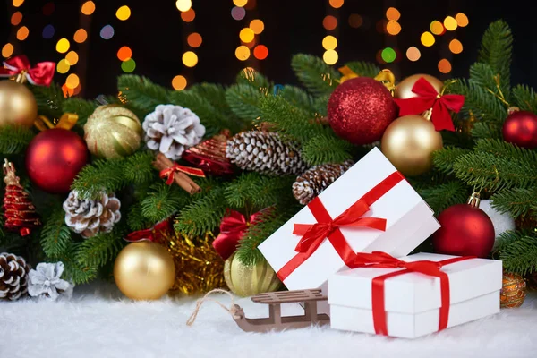 Karácsonyi dekoráció, fenyő fa ág Vértes, fa szánkó játék, ajándék, karácsony labda, kúp és egyéb objektum, fehér üres hely szőr, holiday koncepció, a hely, a szöveg — Stock Fotó